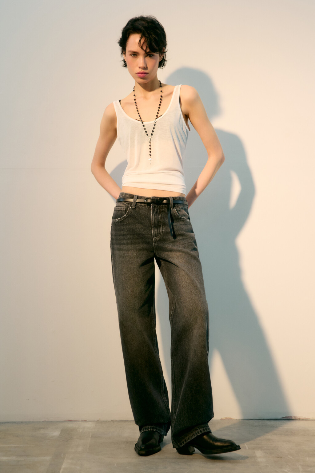 Джинсы прямые с металлическими заклепками - цвет серый - 4