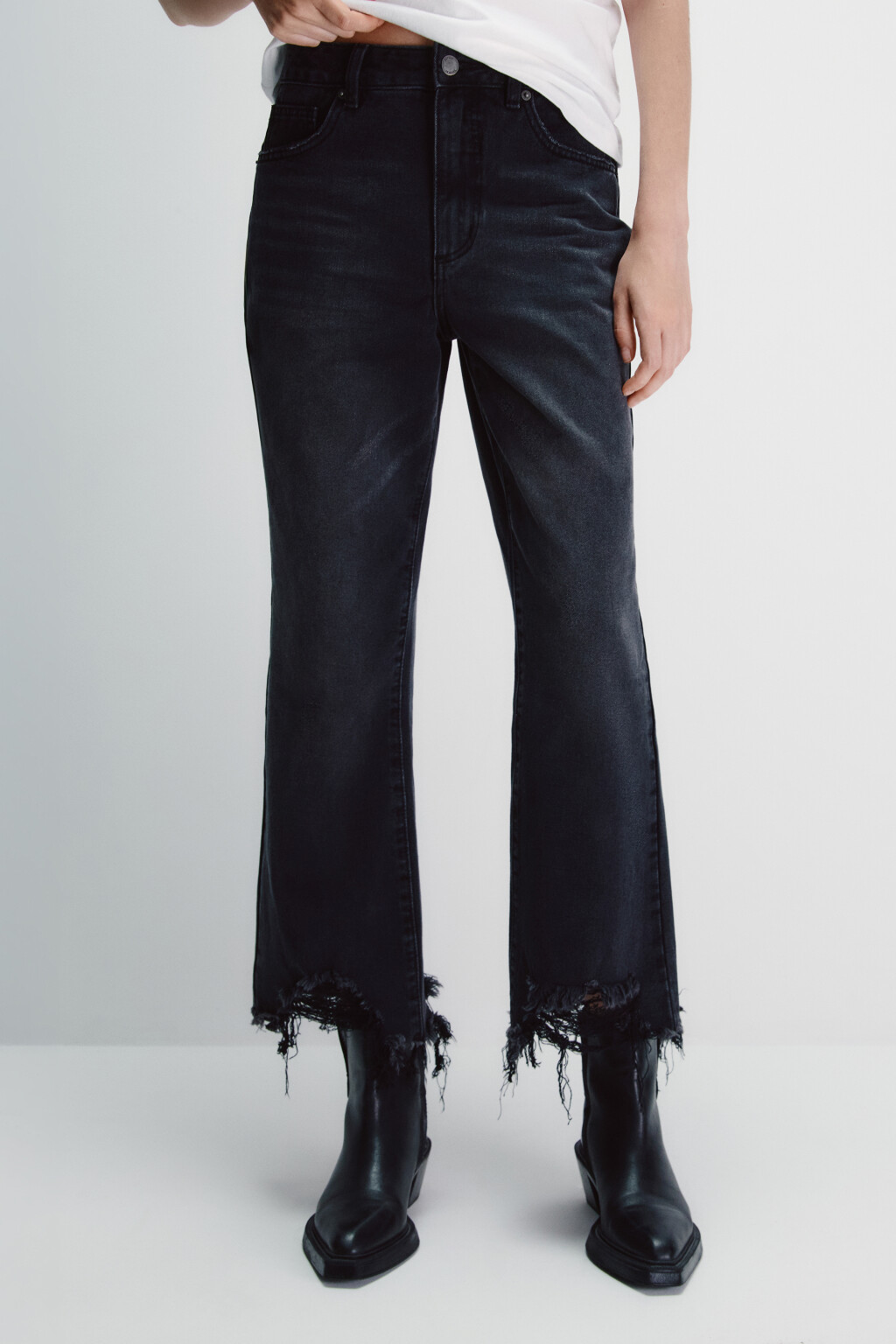 Джинсы клеш укороченные с рваным низом - цвет серый - 2