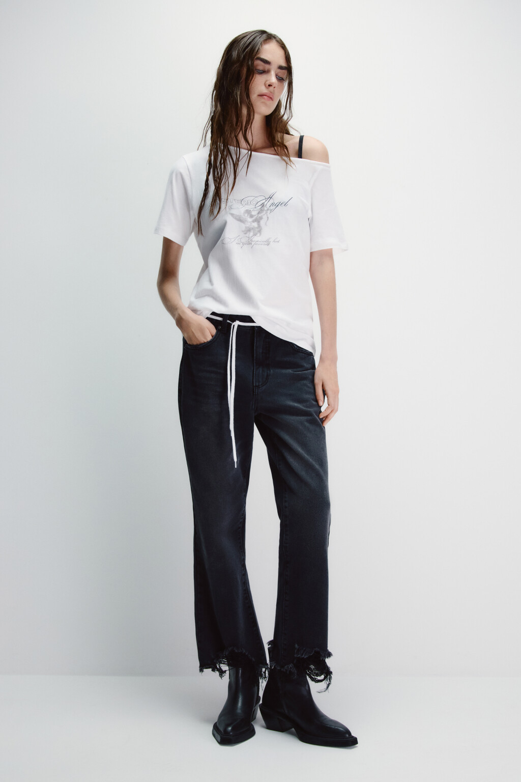 Джинсы клеш укороченные с рваным низом - цвет серый - 4