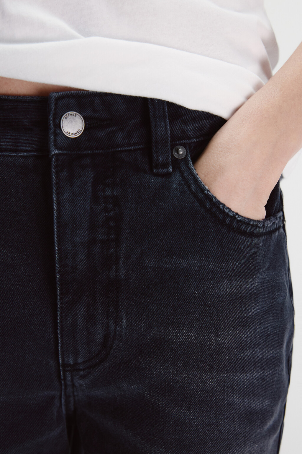 Джинсы клеш укороченные с рваным низом - цвет серый - 5