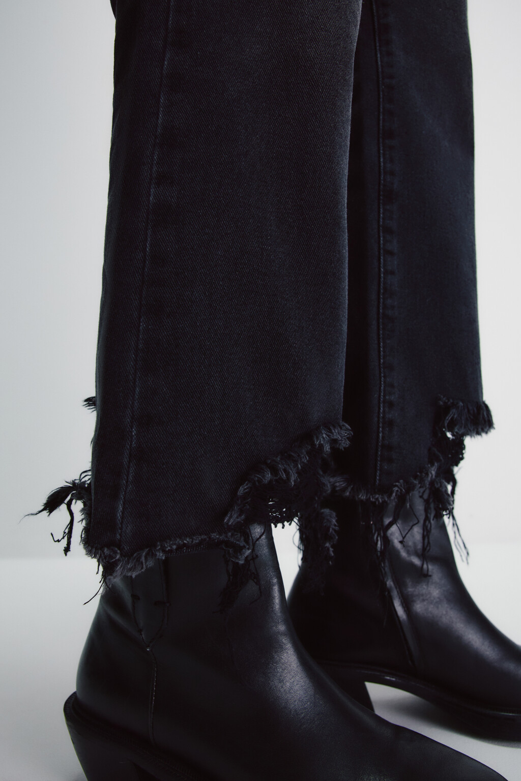 Джинсы клеш укороченные с рваным низом - цвет серый - 6