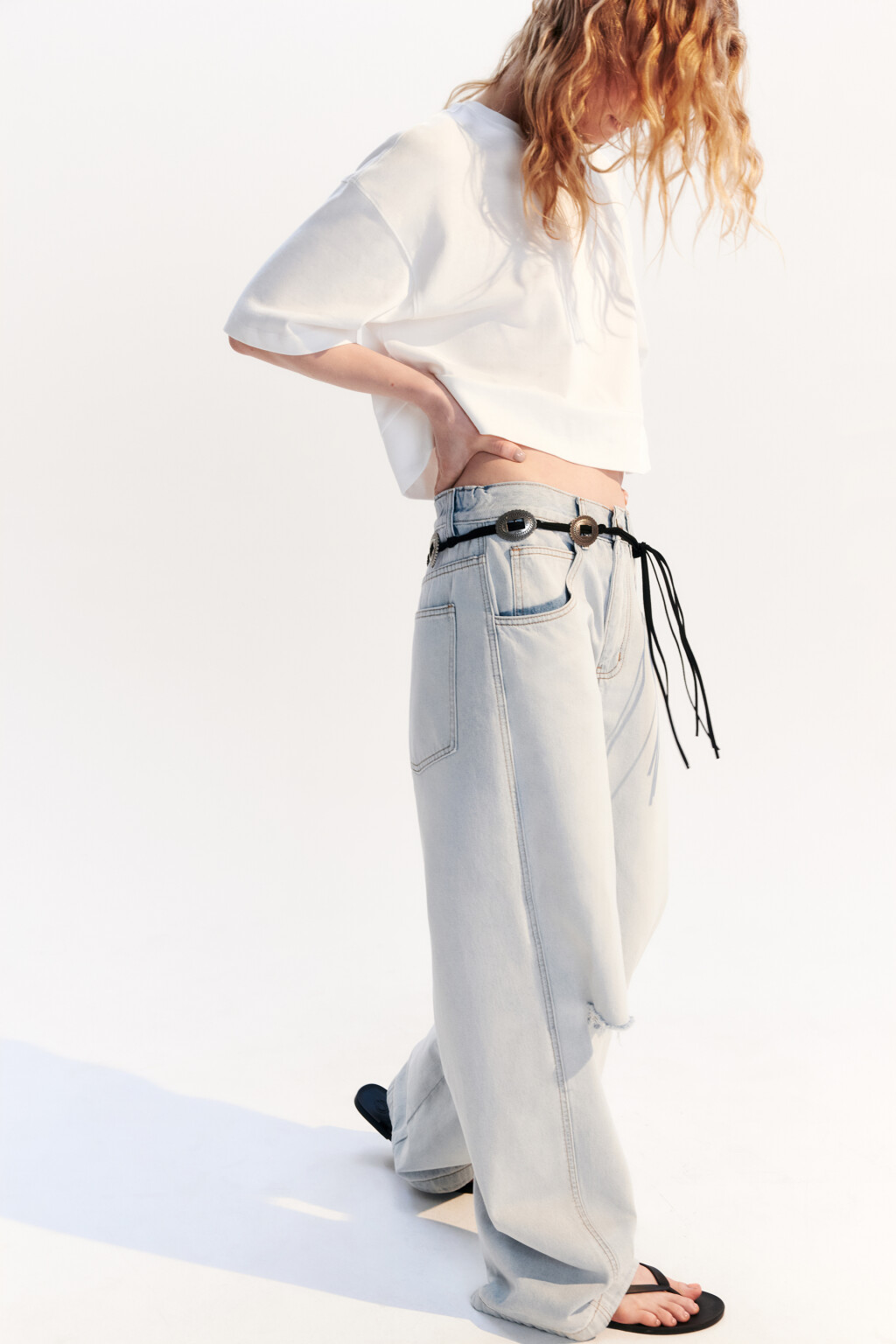 Джинсы baggy fit с рваными коленями - цвет голубой - 2