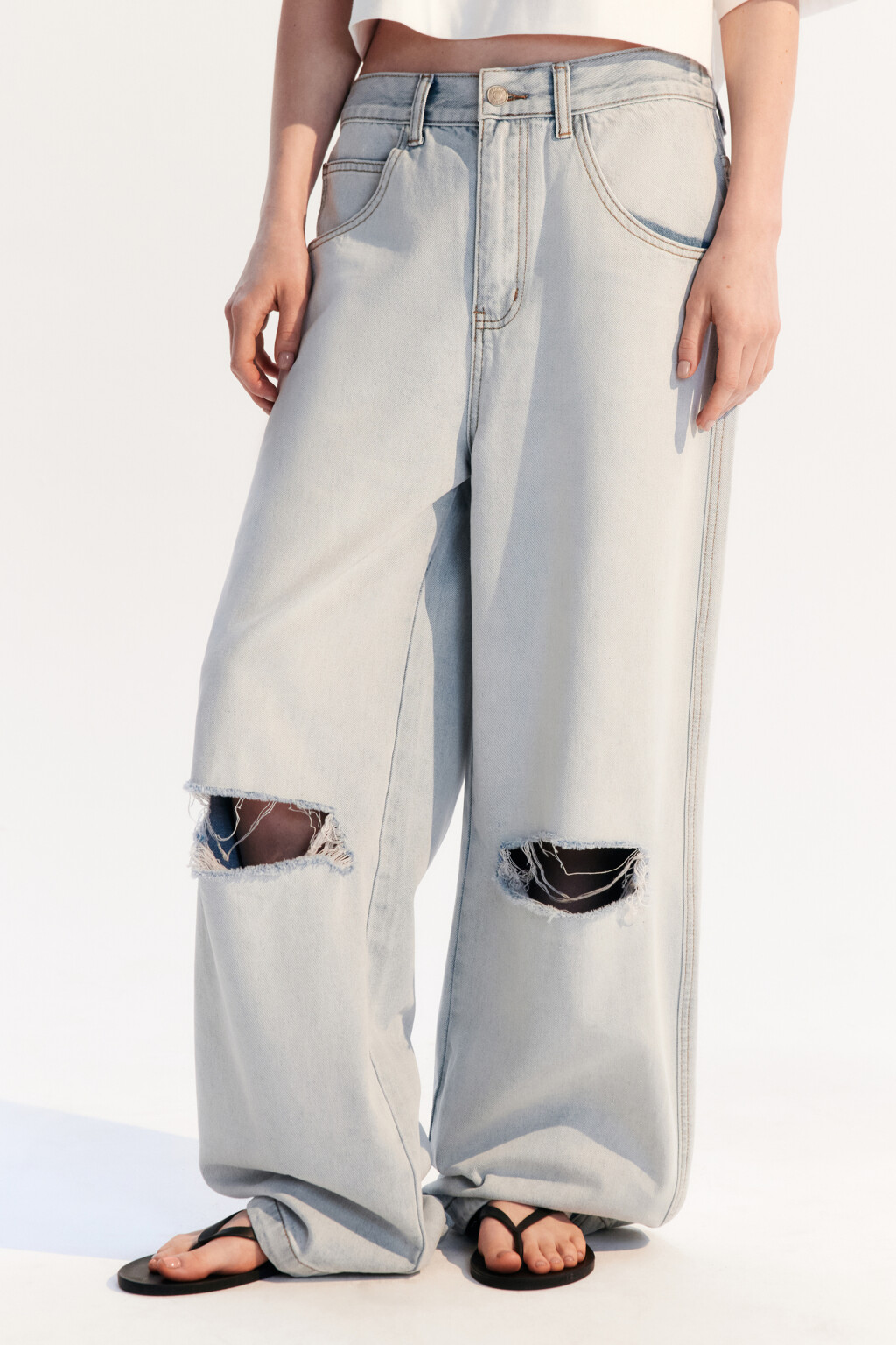 Джинсы baggy fit с рваными коленями - цвет голубой - 3