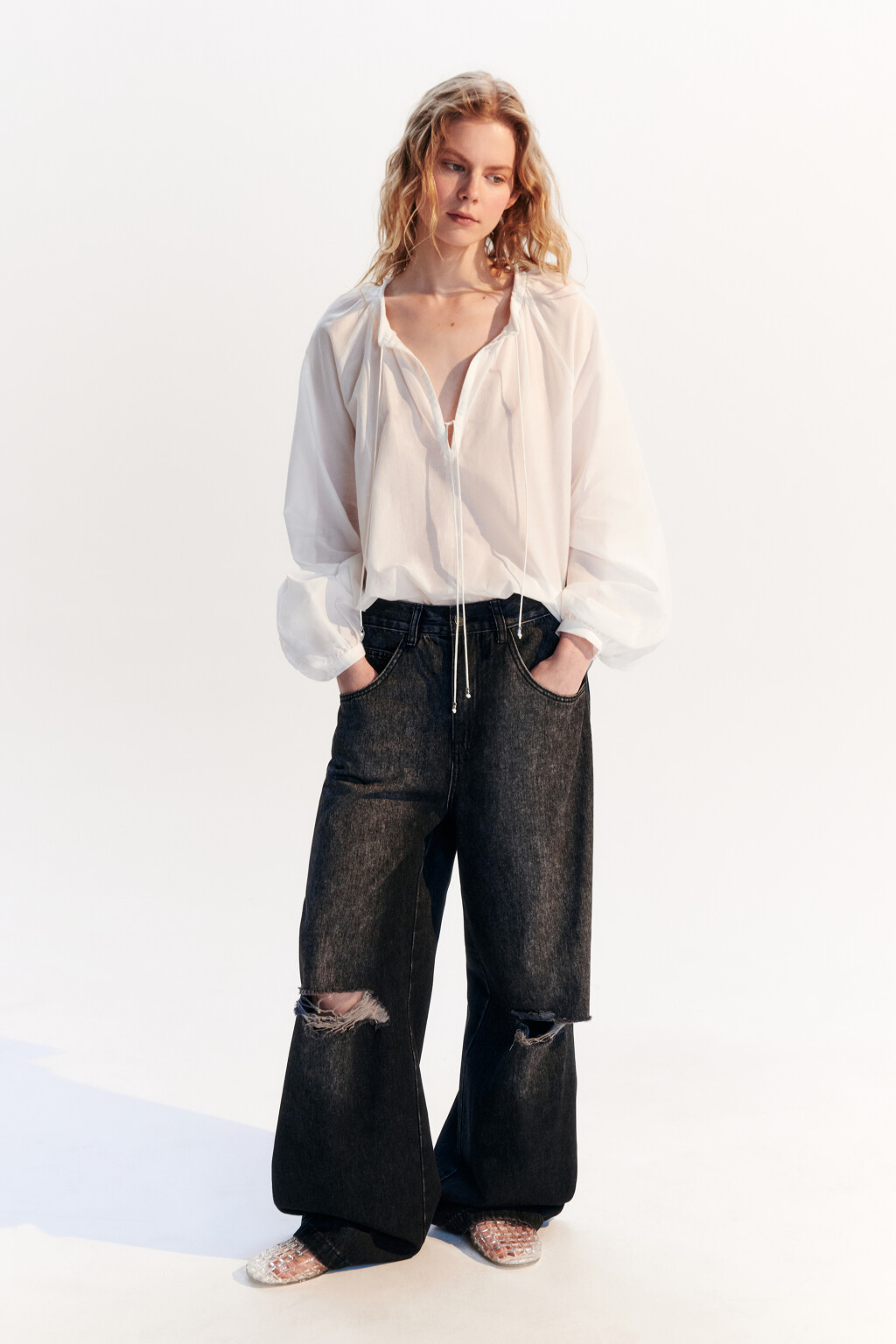 Джинсы baggy fit с рваными коленями - цвет серый - 1