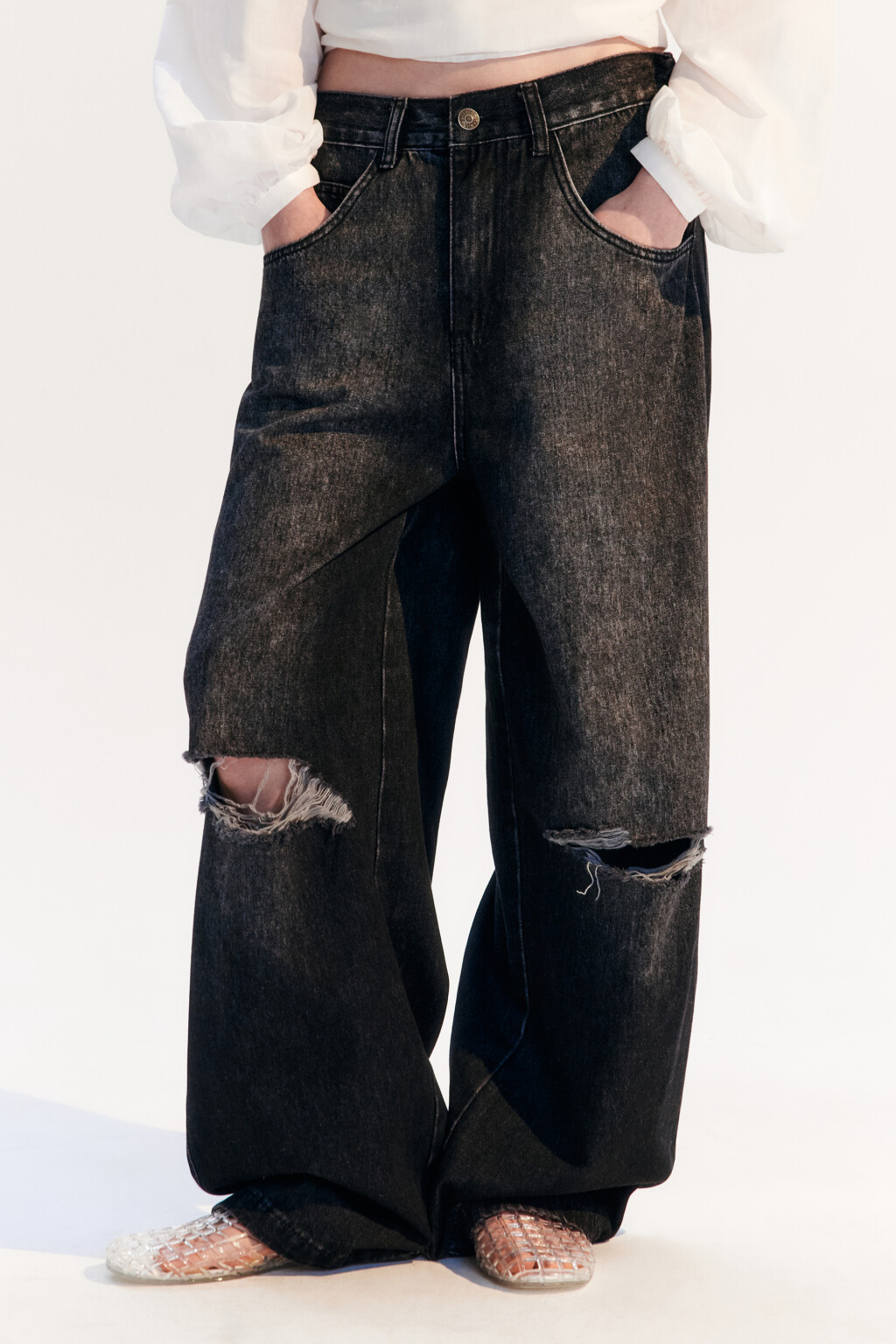 Джинсы baggy fit с рваными коленями - цвет серый - 2