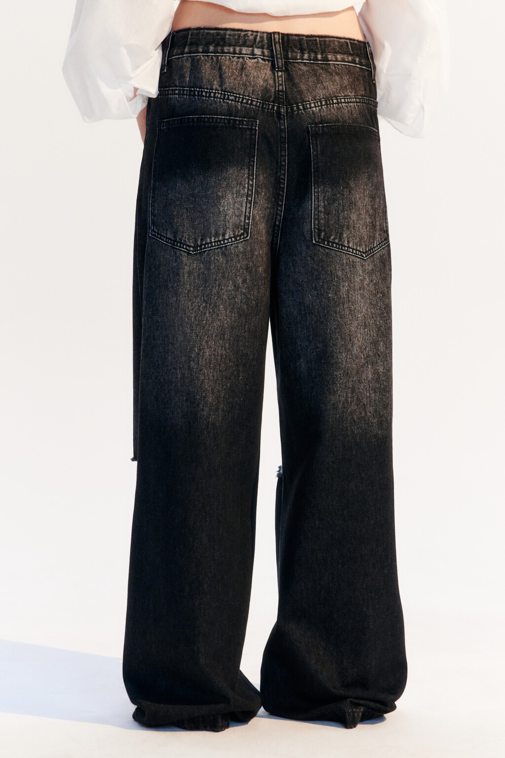 Джинсы baggy fit с рваными коленями - цвет серый - 3