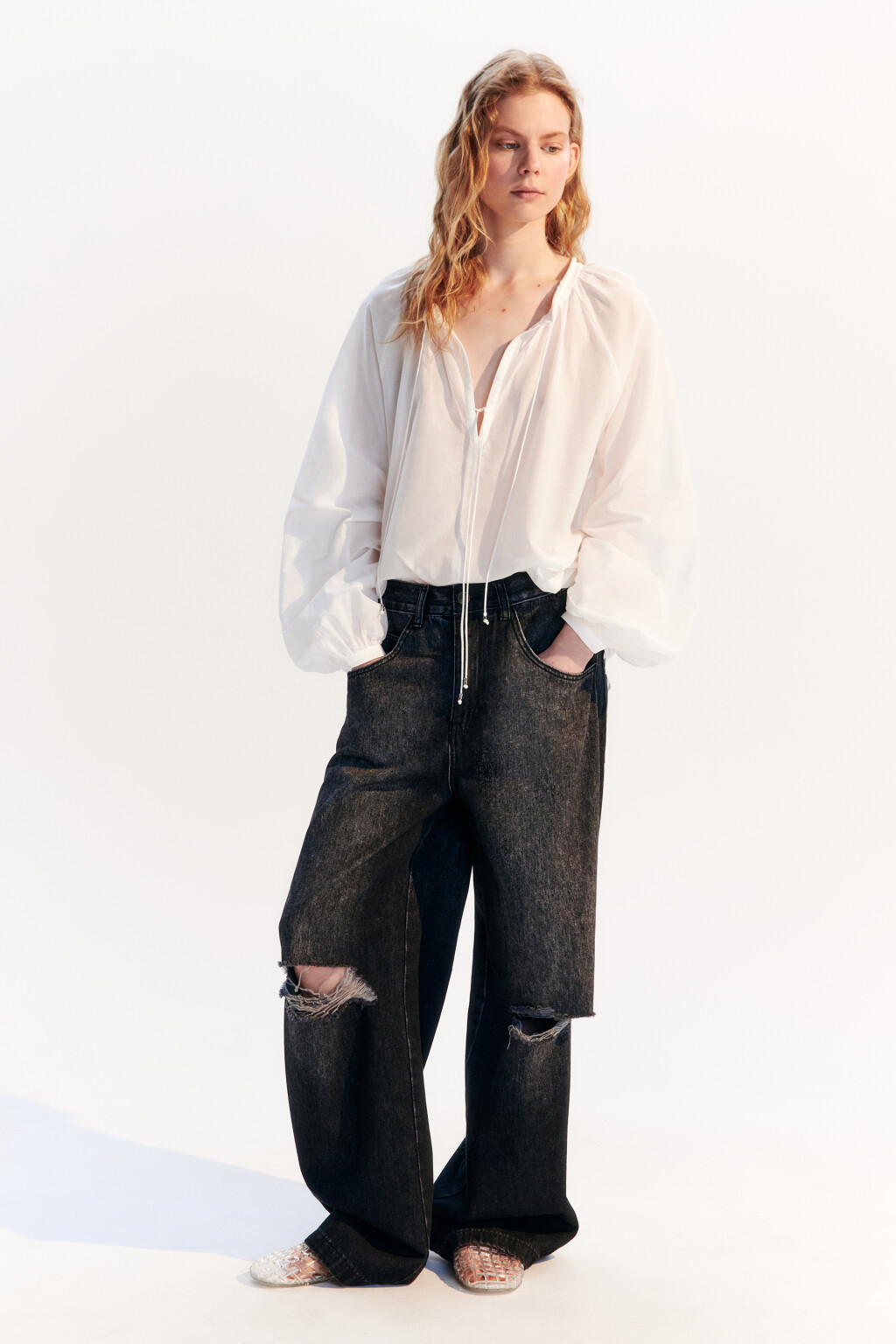 Джинсы baggy fit с рваными коленями - цвет серый - 4