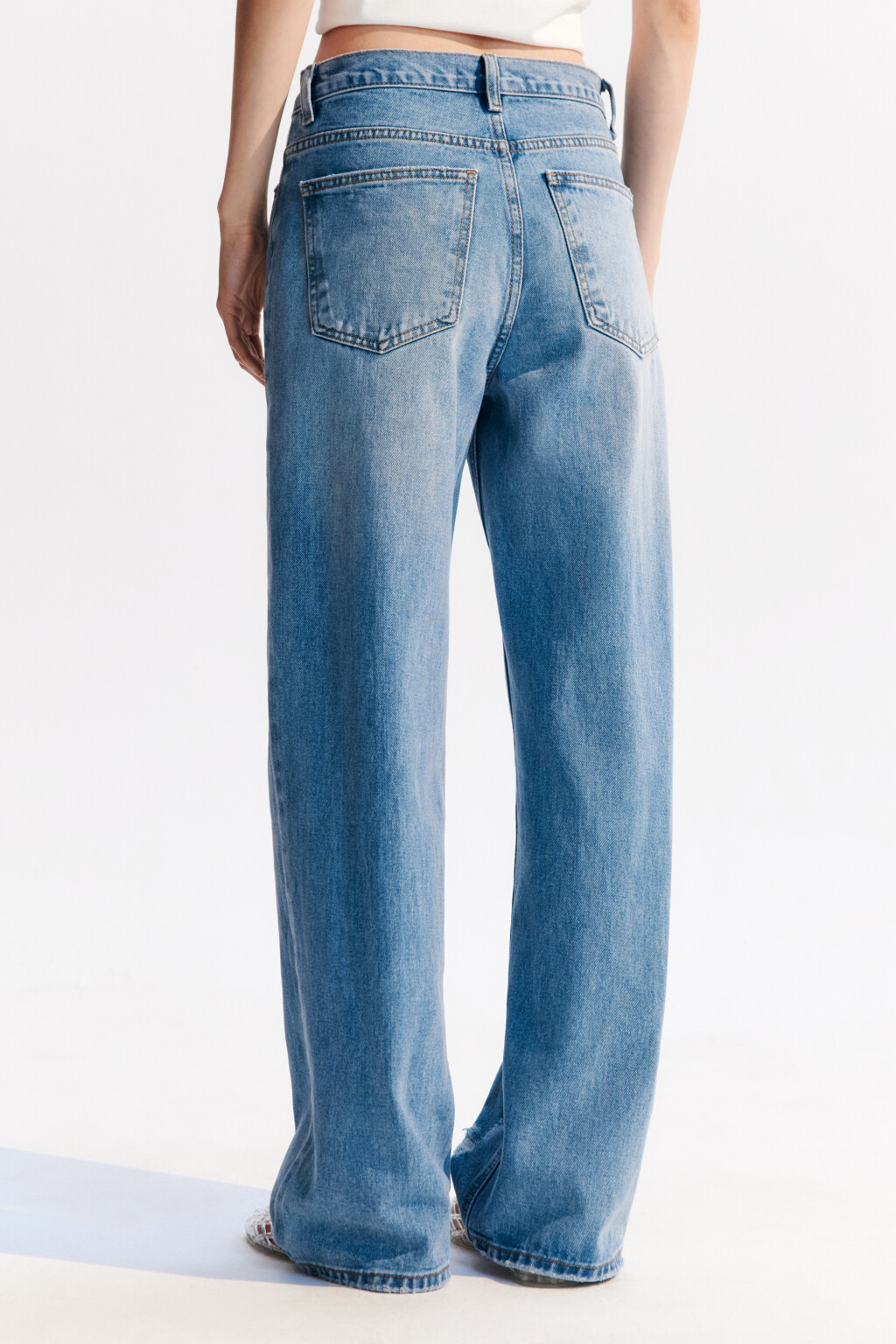Джинсы прямые рваные с высокой посадкой - цвет голубой - 3