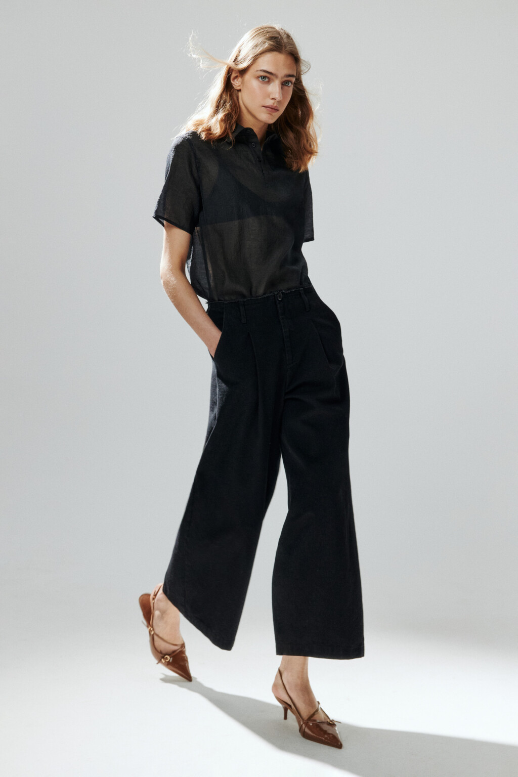 Джинсы широкие укороченные с бахромой - цвет черный - 1