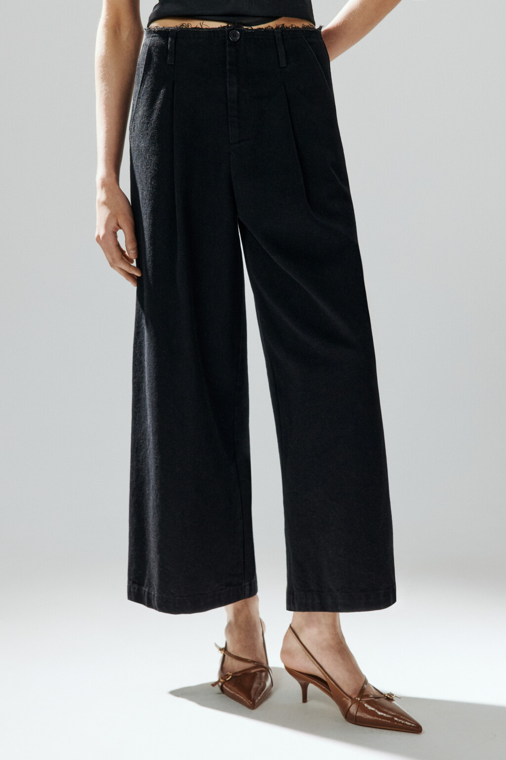 Джинсы широкие укороченные с бахромой - цвет черный - 2