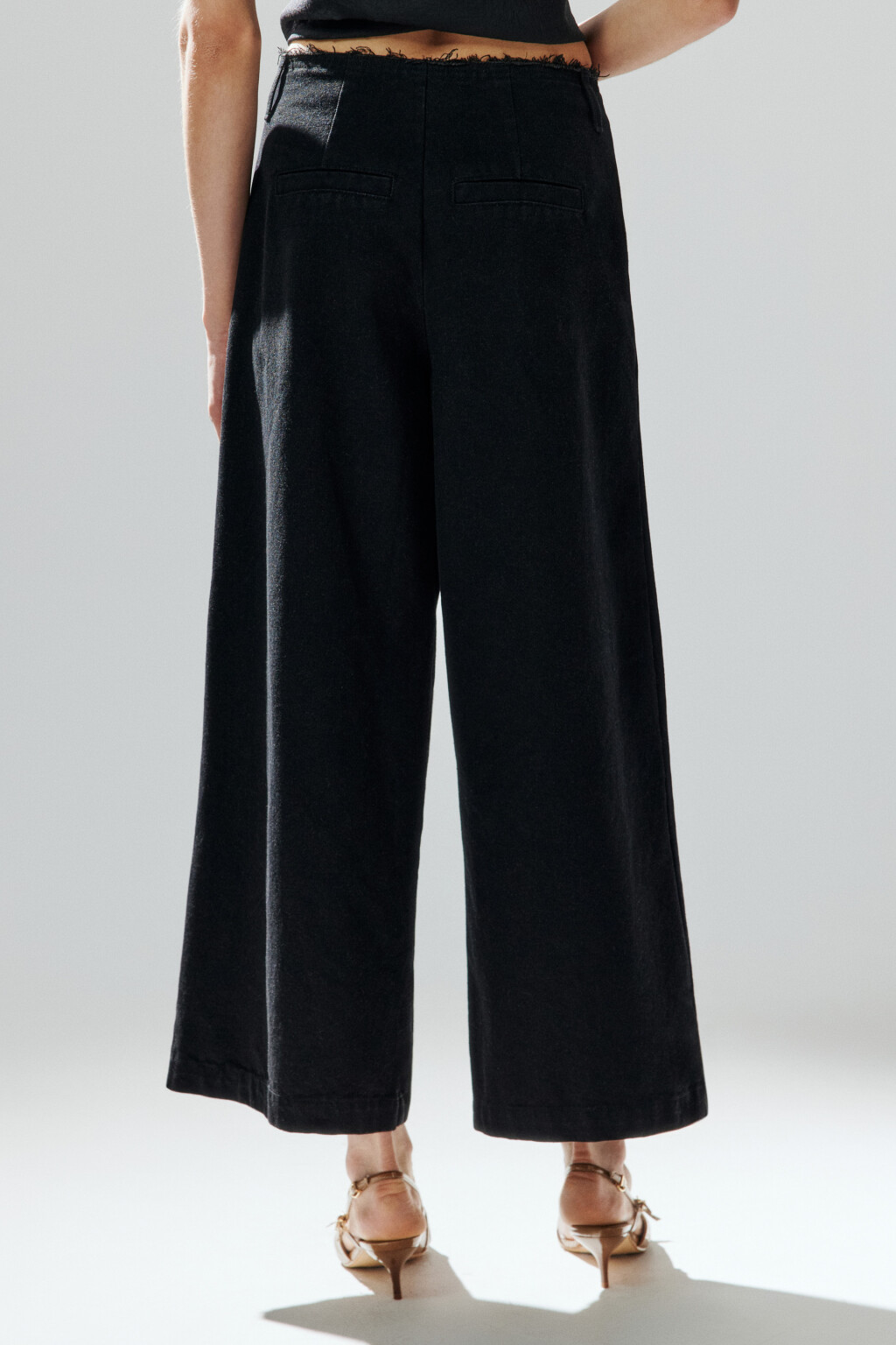 Джинсы широкие укороченные с бахромой - цвет черный - 3