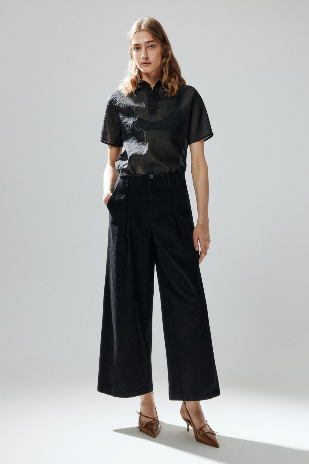 Джинсы широкие укороченные с бахромой - цвет черный - 4