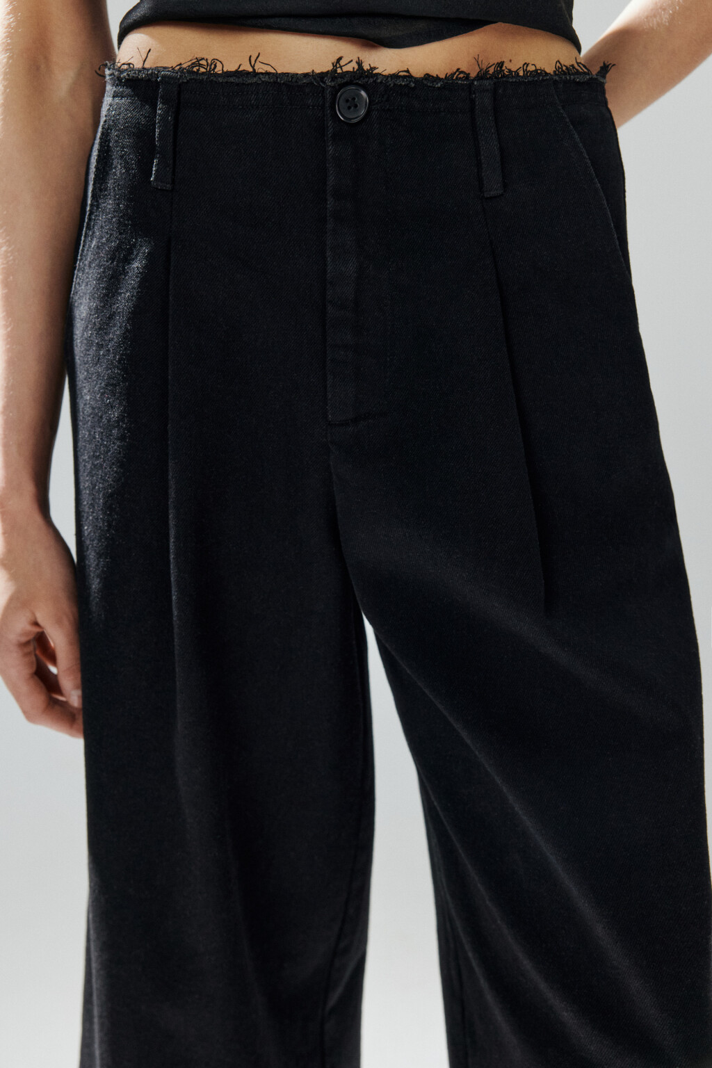 Джинсы широкие укороченные с бахромой - цвет черный - 5