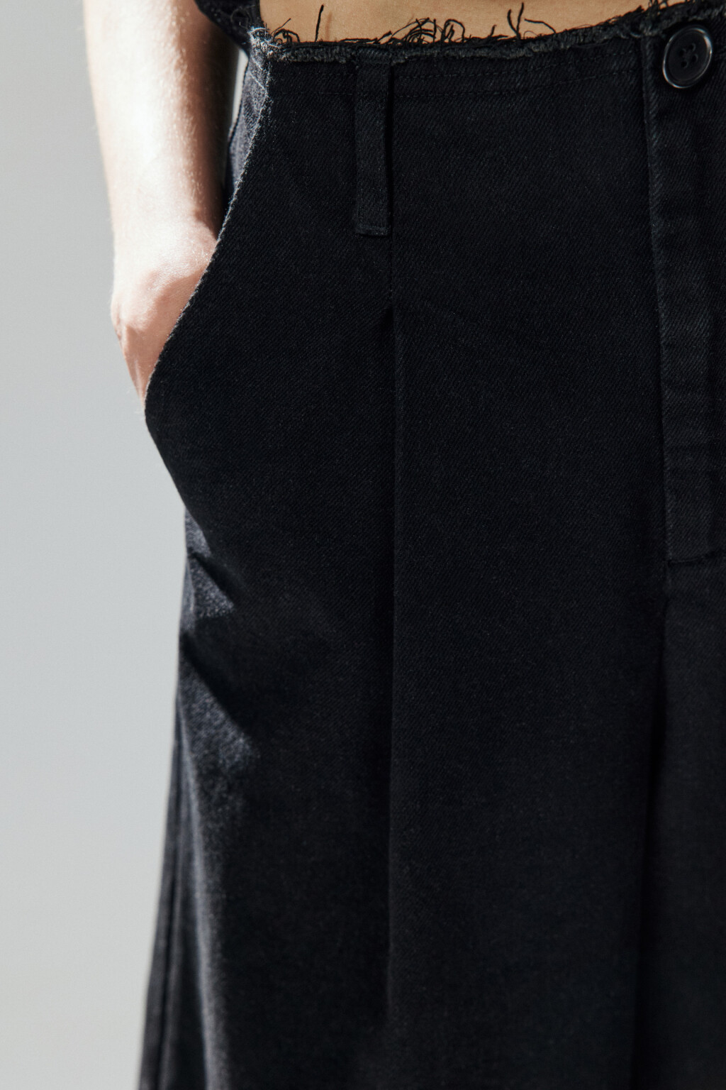 Джинсы широкие укороченные с бахромой - цвет черный - 6