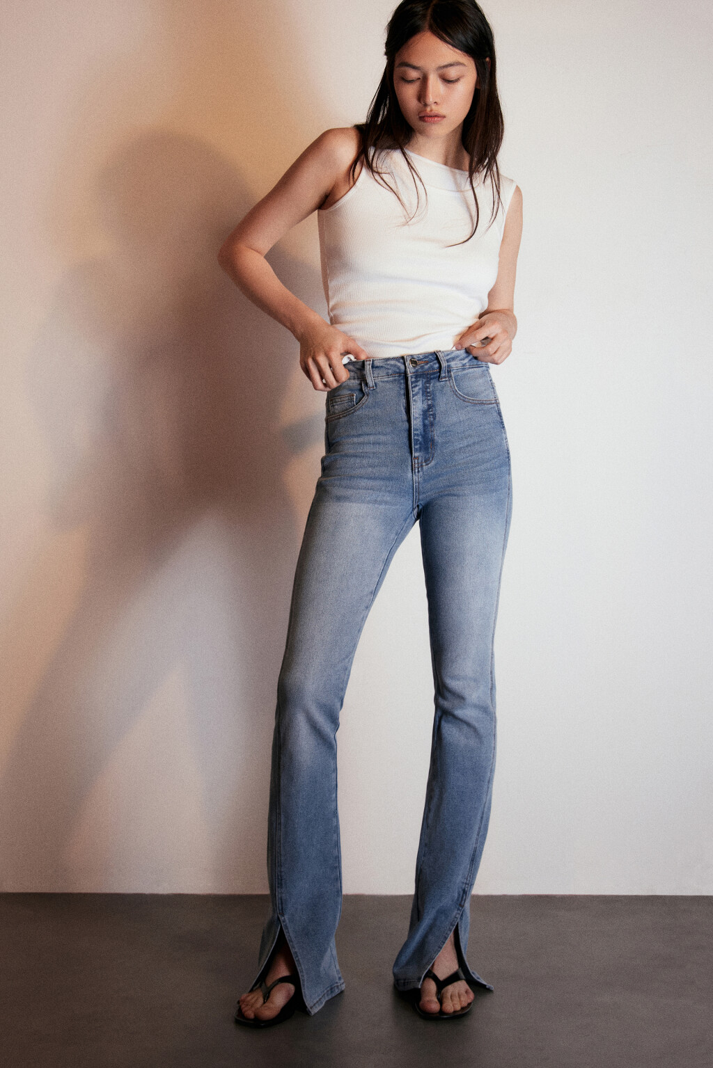 Джинсы клеш с декоративными разрезами - цвет голубой - 1