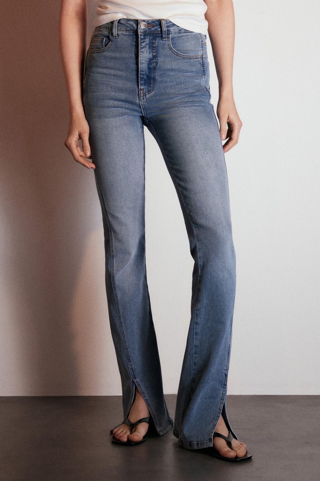 Джинсы клеш с декоративными разрезами - цвет голубой - 2