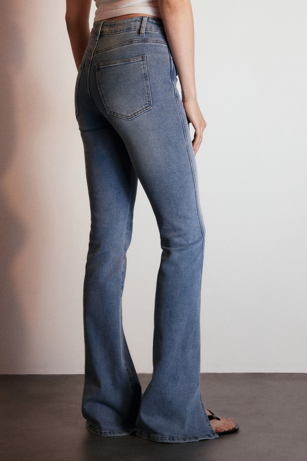 Джинсы клеш с декоративными разрезами - цвет голубой - 3