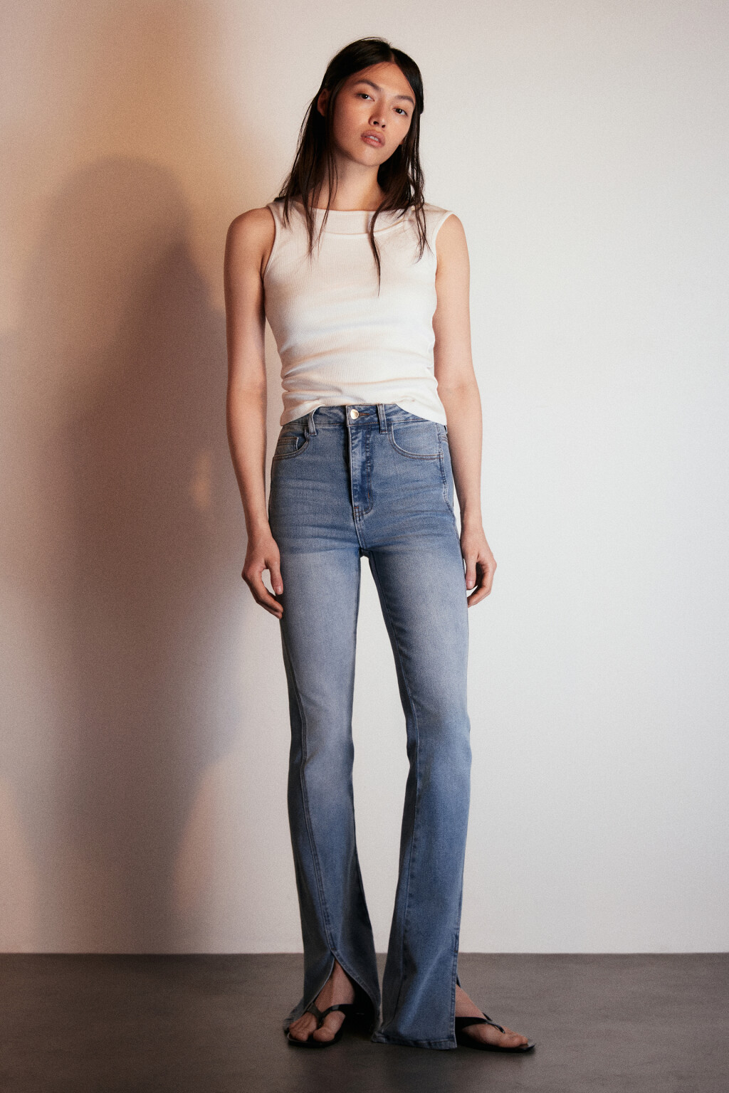 Джинсы клеш с декоративными разрезами - цвет голубой - 4