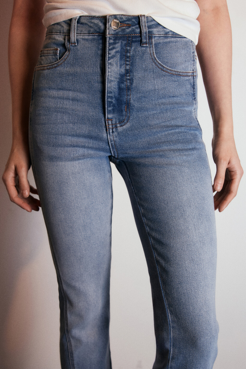 Джинсы клеш с декоративными разрезами - цвет голубой - 5