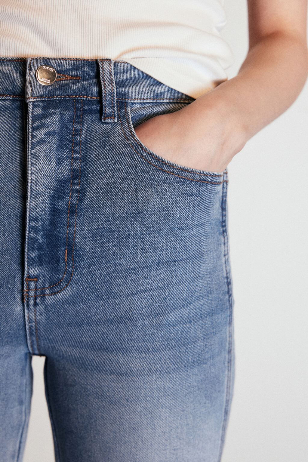 Джинсы клеш с декоративными разрезами - цвет голубой - 6