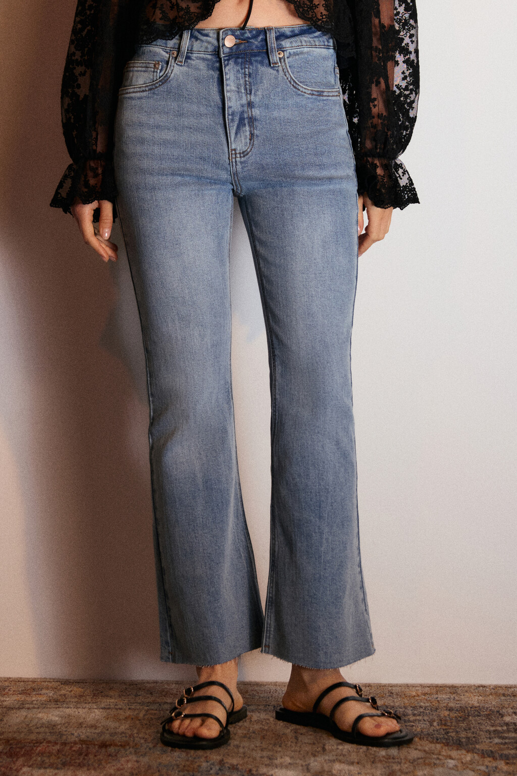 Джинсы клеш укороченные с сырыми срезами - цвет голубой - 2