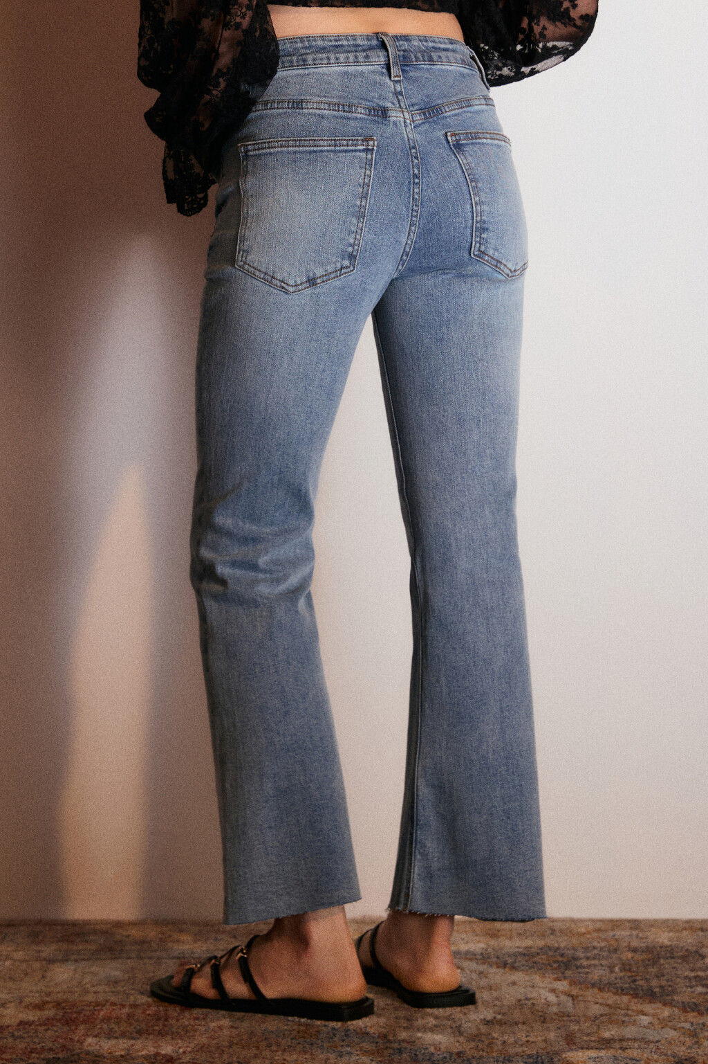 Джинсы клеш укороченные с сырыми срезами - цвет голубой - 3