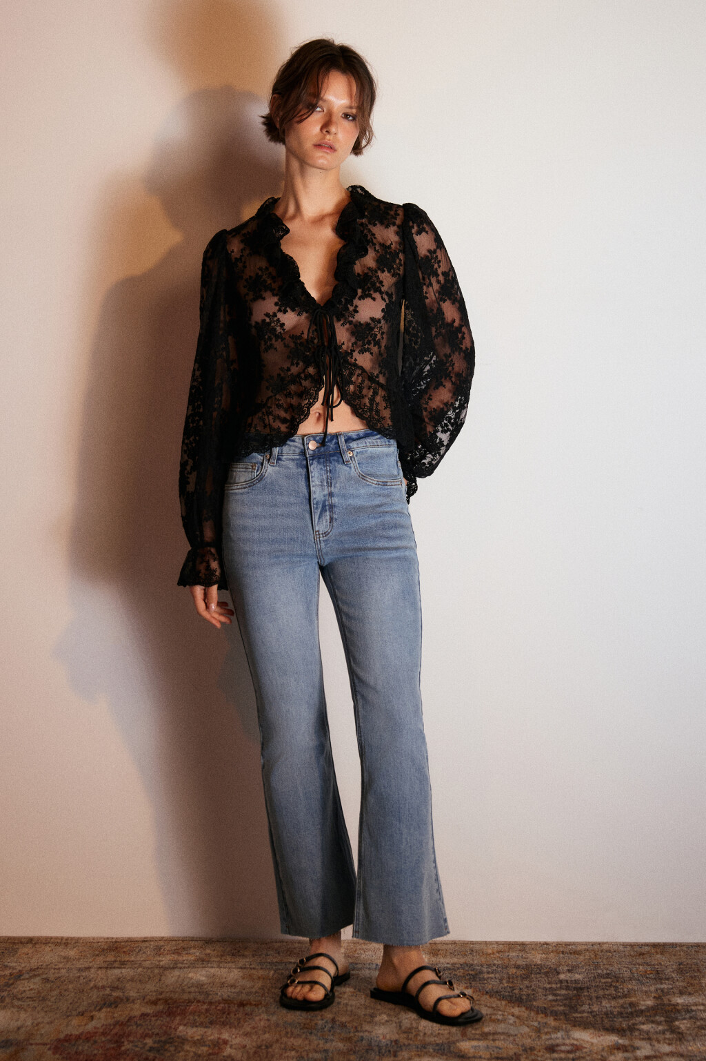 Джинсы клеш укороченные с сырыми срезами - цвет голубой - 4