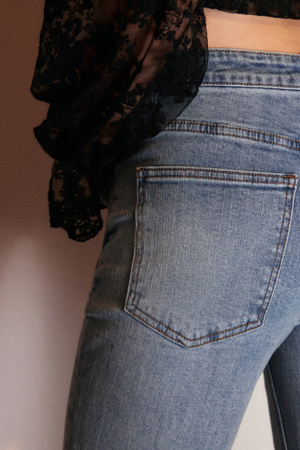 Джинсы клеш укороченные с сырыми срезами - цвет голубой - 6