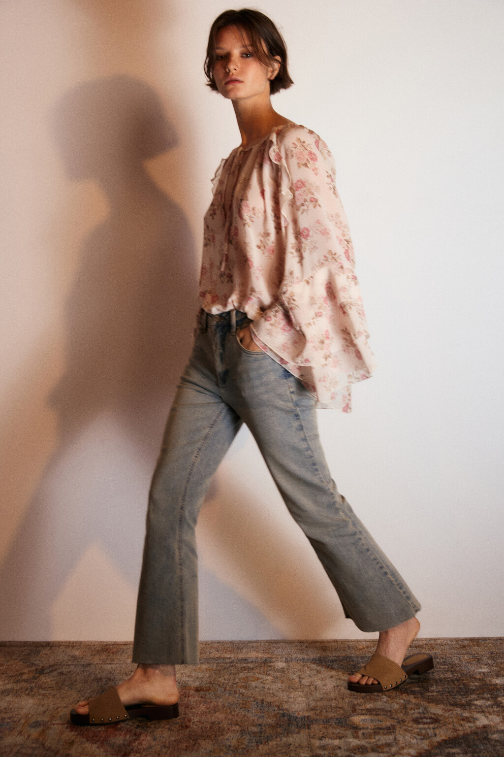 Джинсы клеш укороченные с сырыми срезами - цвет синий - 1