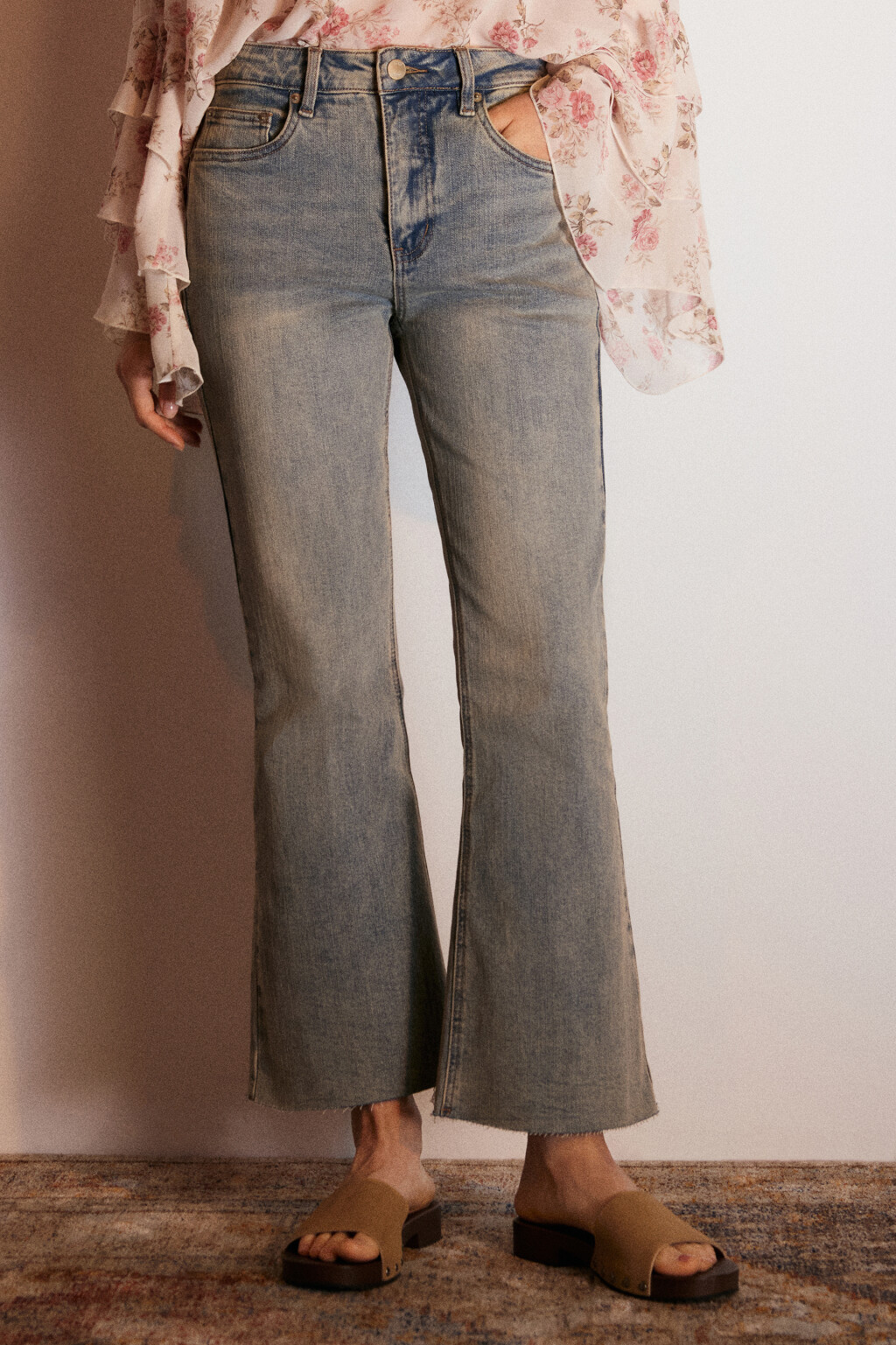 Джинсы клеш укороченные с сырыми срезами - цвет синий - 2