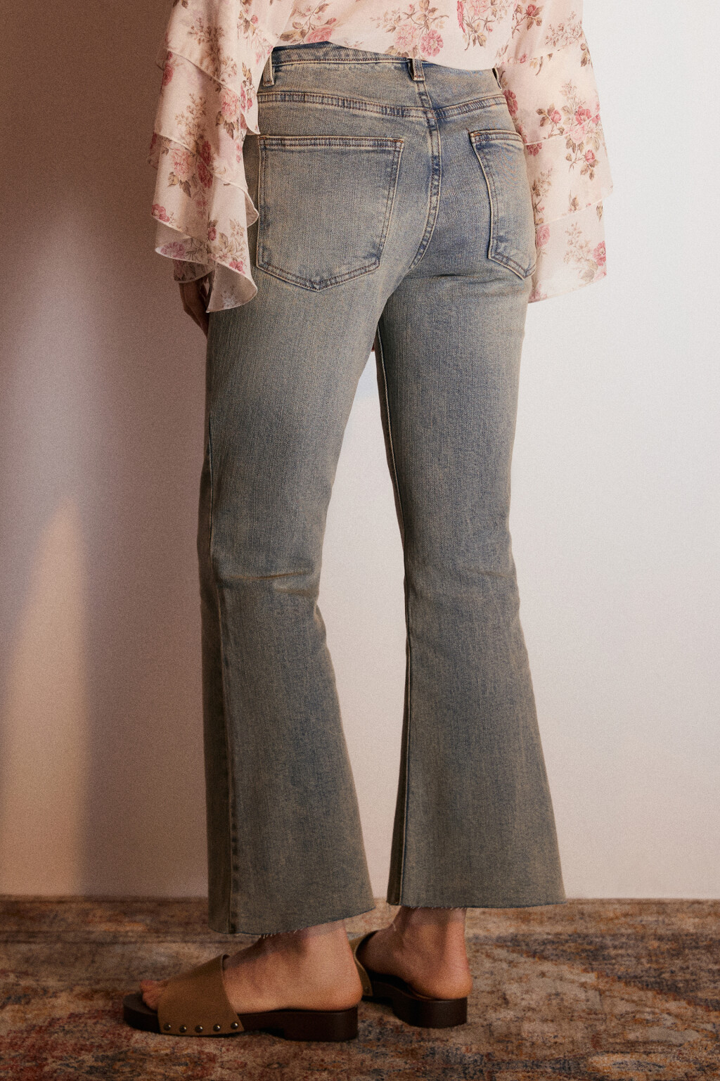 Джинсы клеш укороченные с сырыми срезами - цвет синий - 3