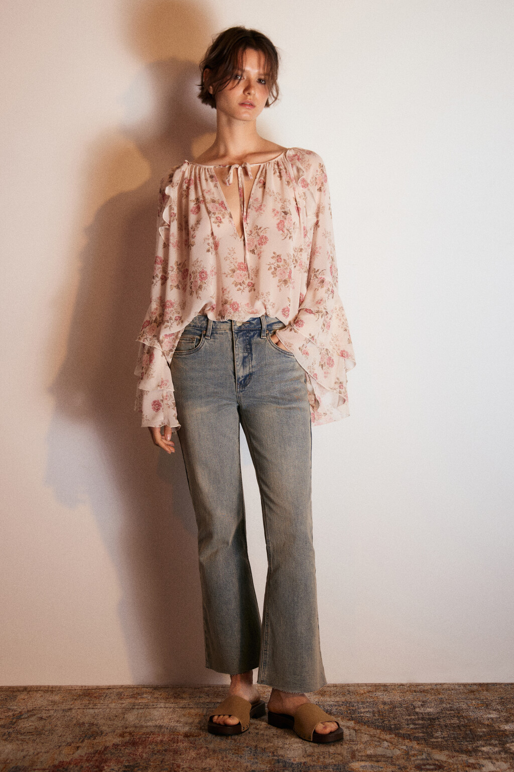 Джинсы клеш укороченные с сырыми срезами - цвет синий - 4