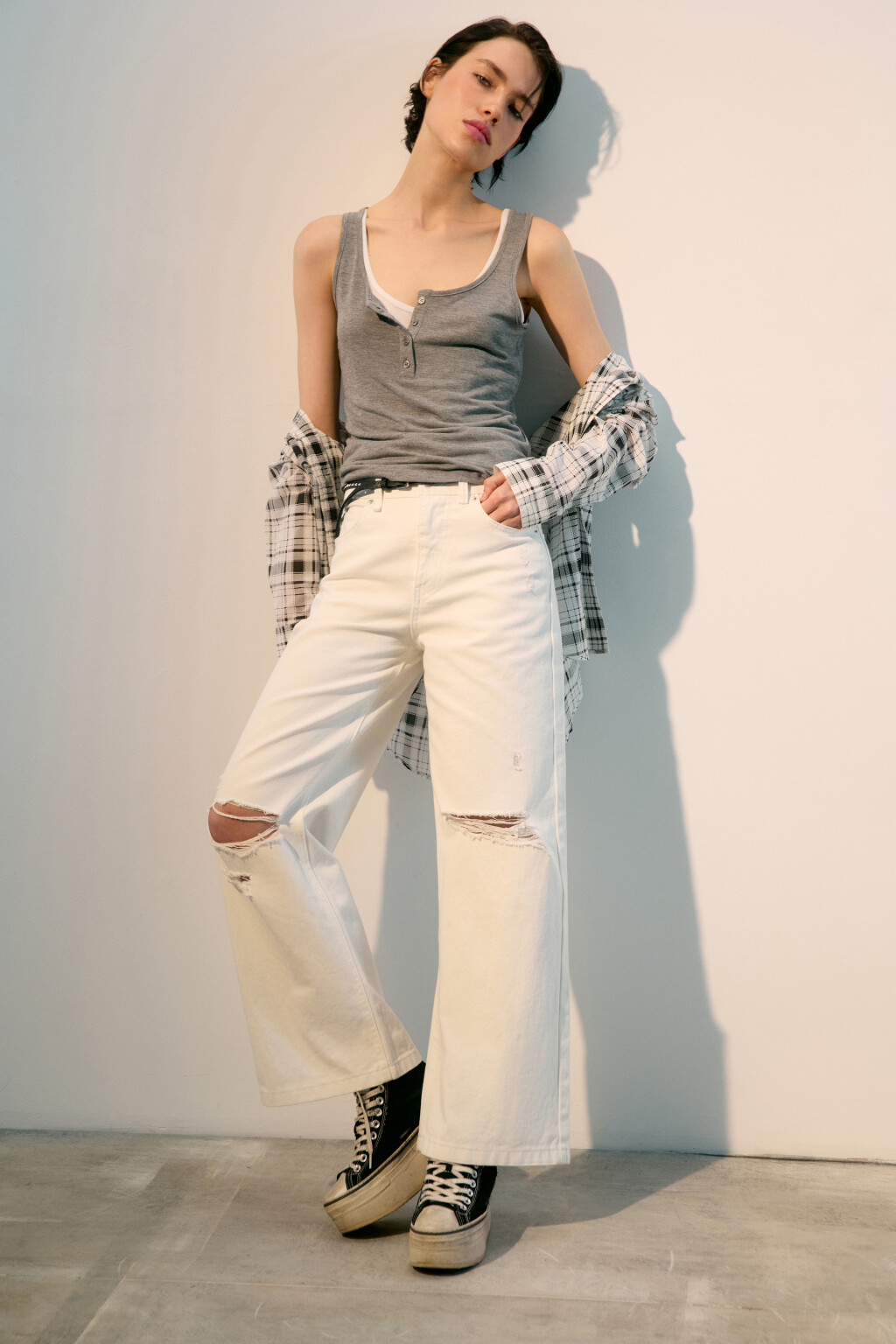 Джинсы широкие с рваными коленями - цвет белый - 1