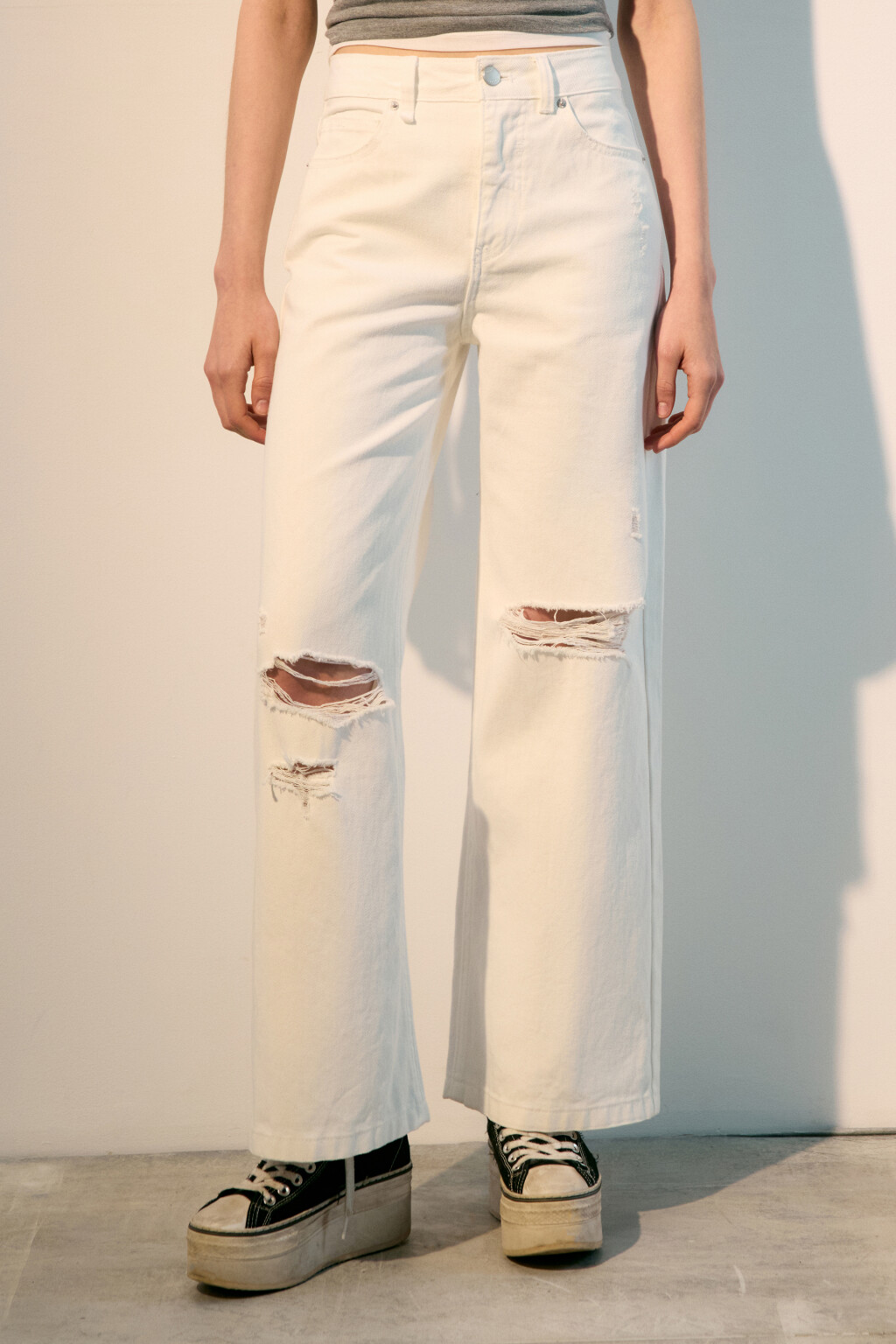 Джинсы широкие с рваными коленями - цвет белый - 2