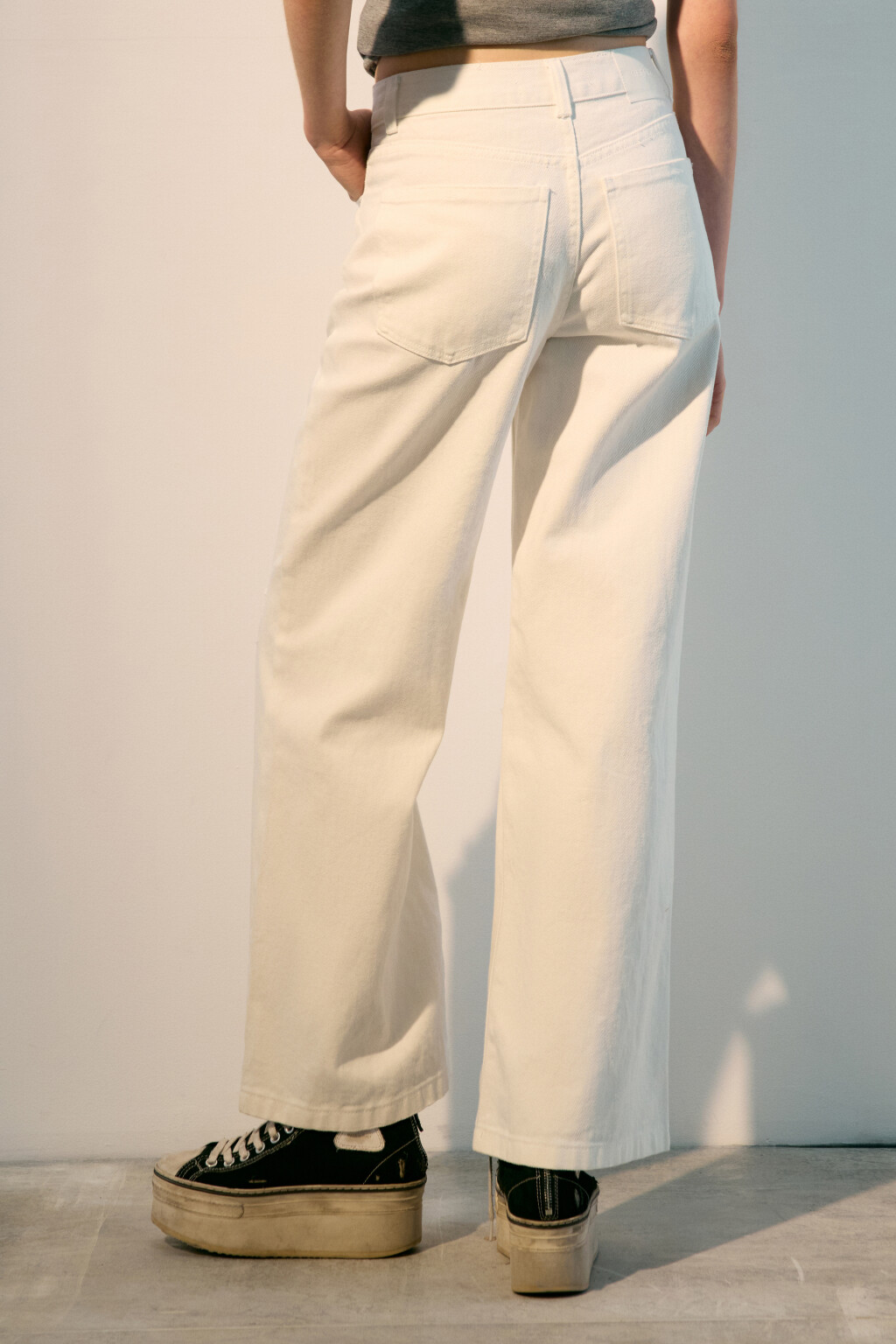 Джинсы широкие с рваными коленями - цвет белый - 3