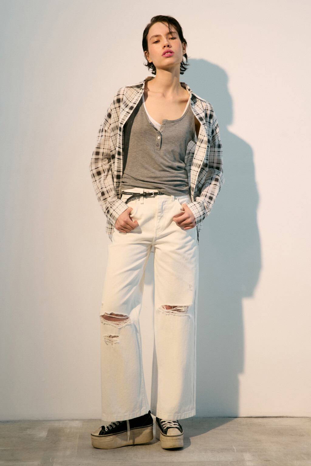 Джинсы широкие с рваными коленями - цвет белый - 4