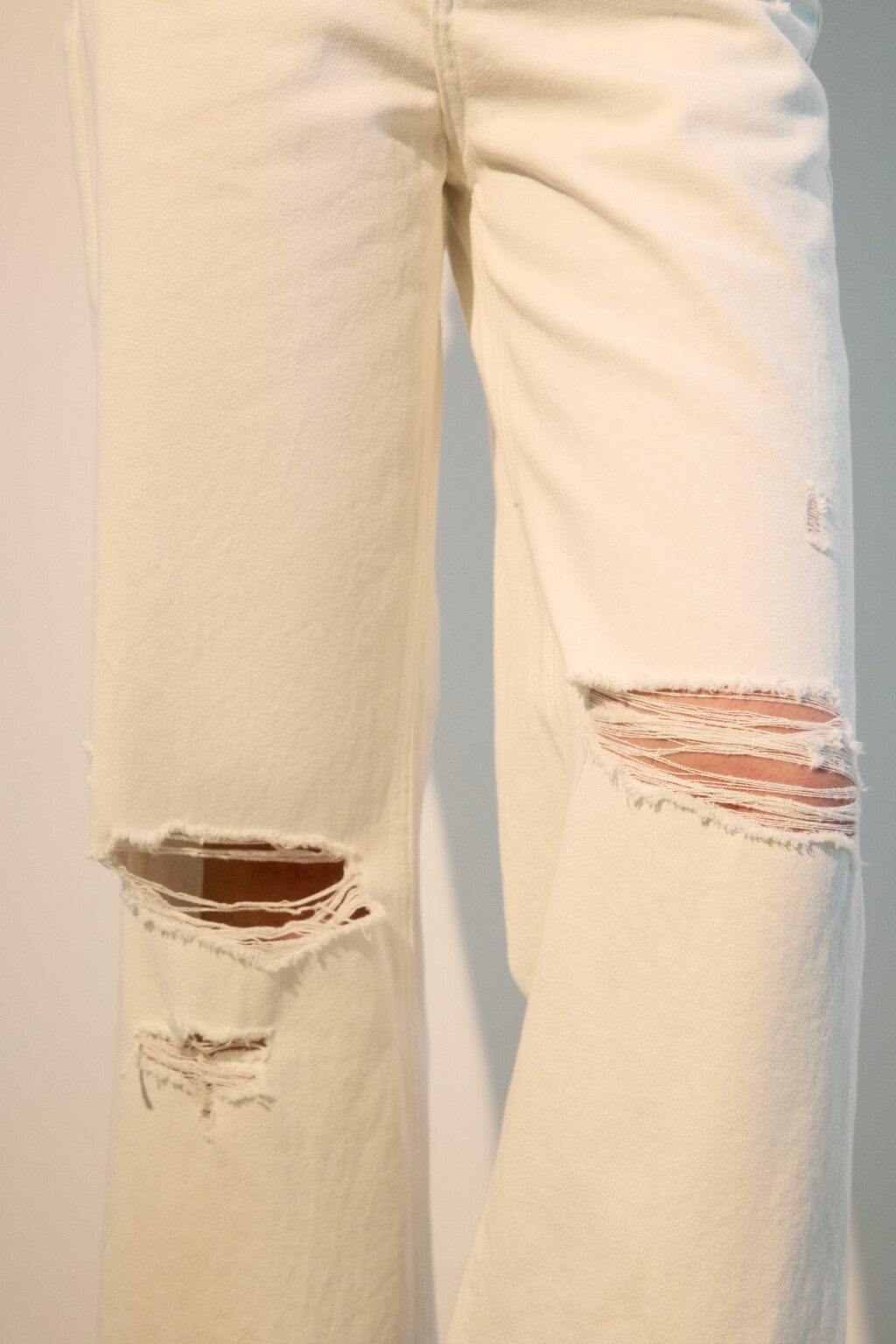 Джинсы широкие с рваными коленями - цвет белый - 6