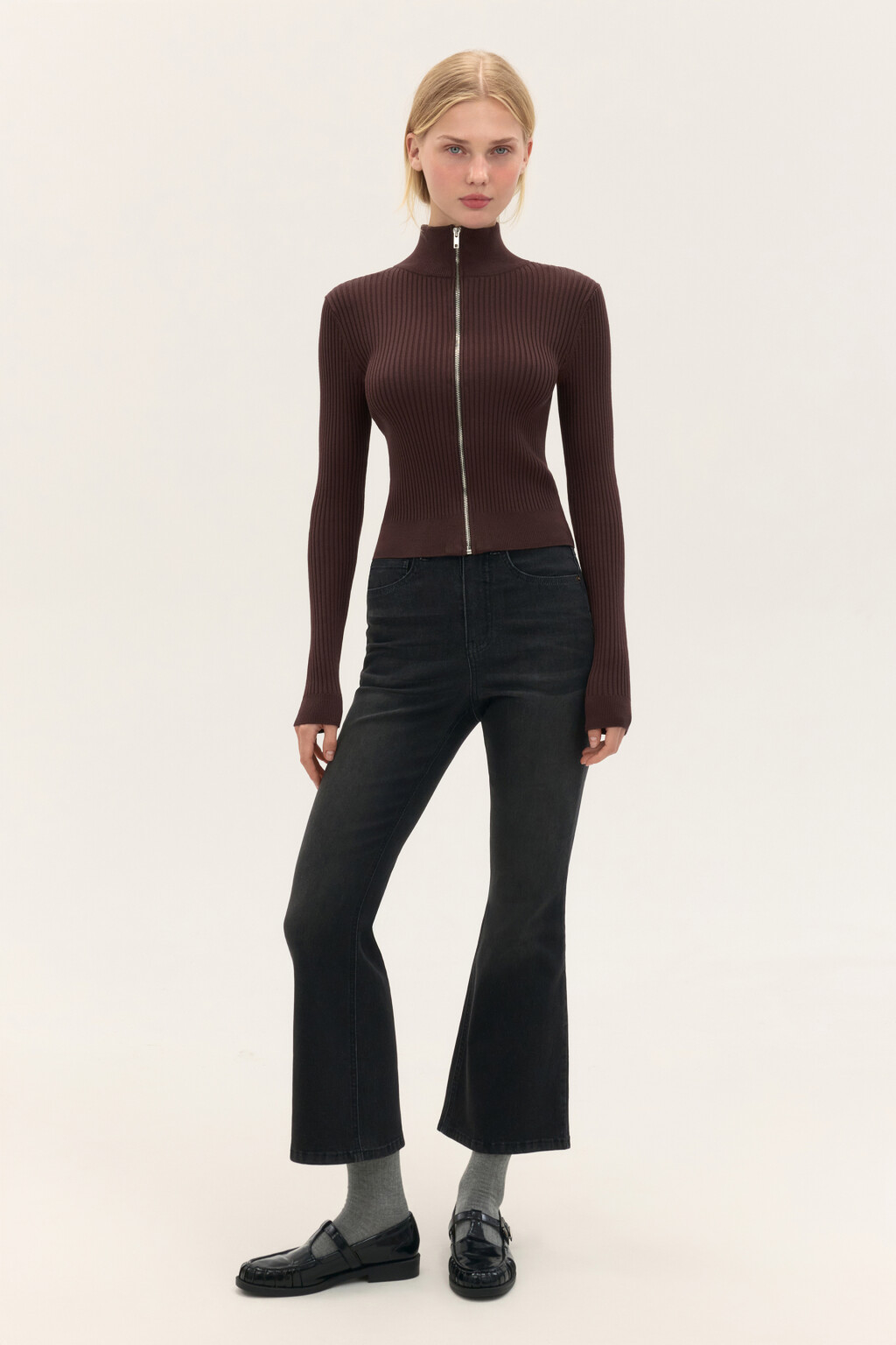 Джинсы клеш укороченные - цвет серый - 4