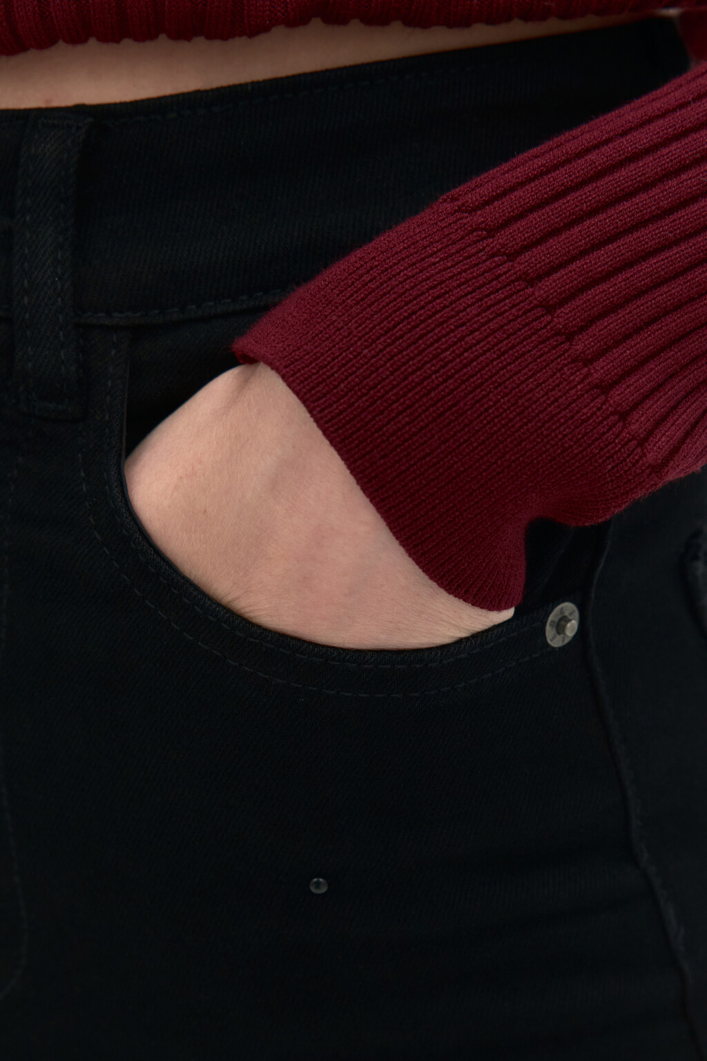 Джинсы клеш укороченные - цвет черный - 6