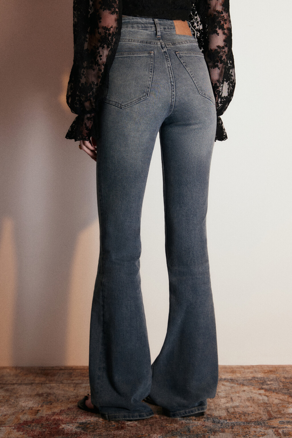 Джинсы клеш с высокой посадкой - цвет темный тинт - 4