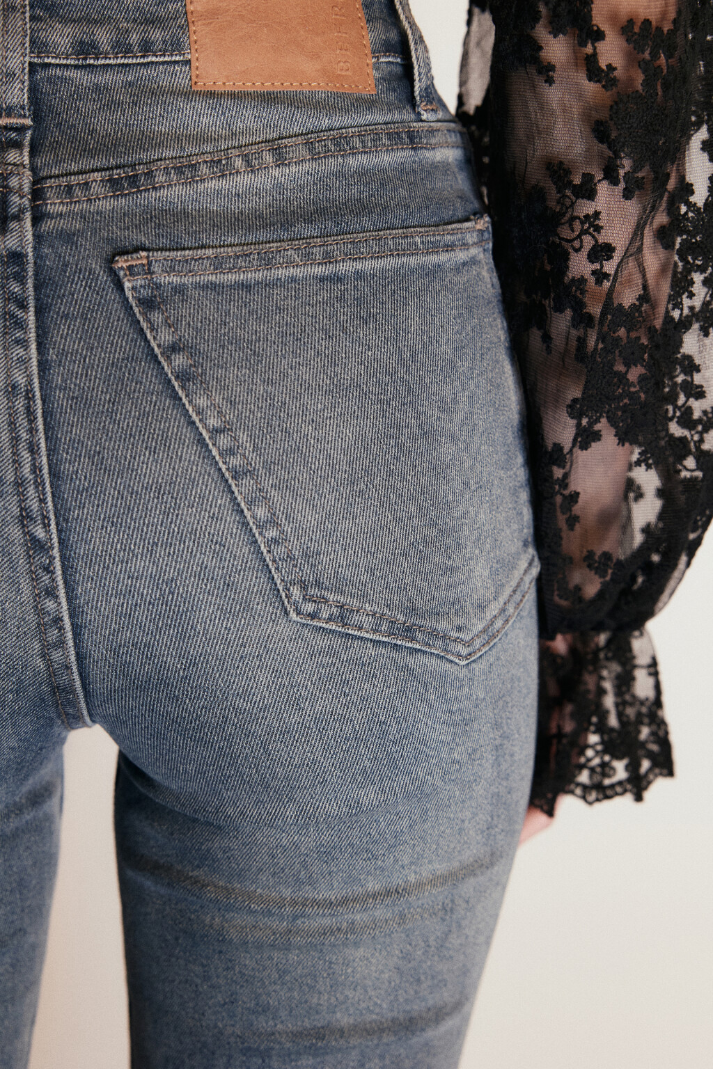 Джинсы клеш с высокой посадкой - цвет темный тинт - 6