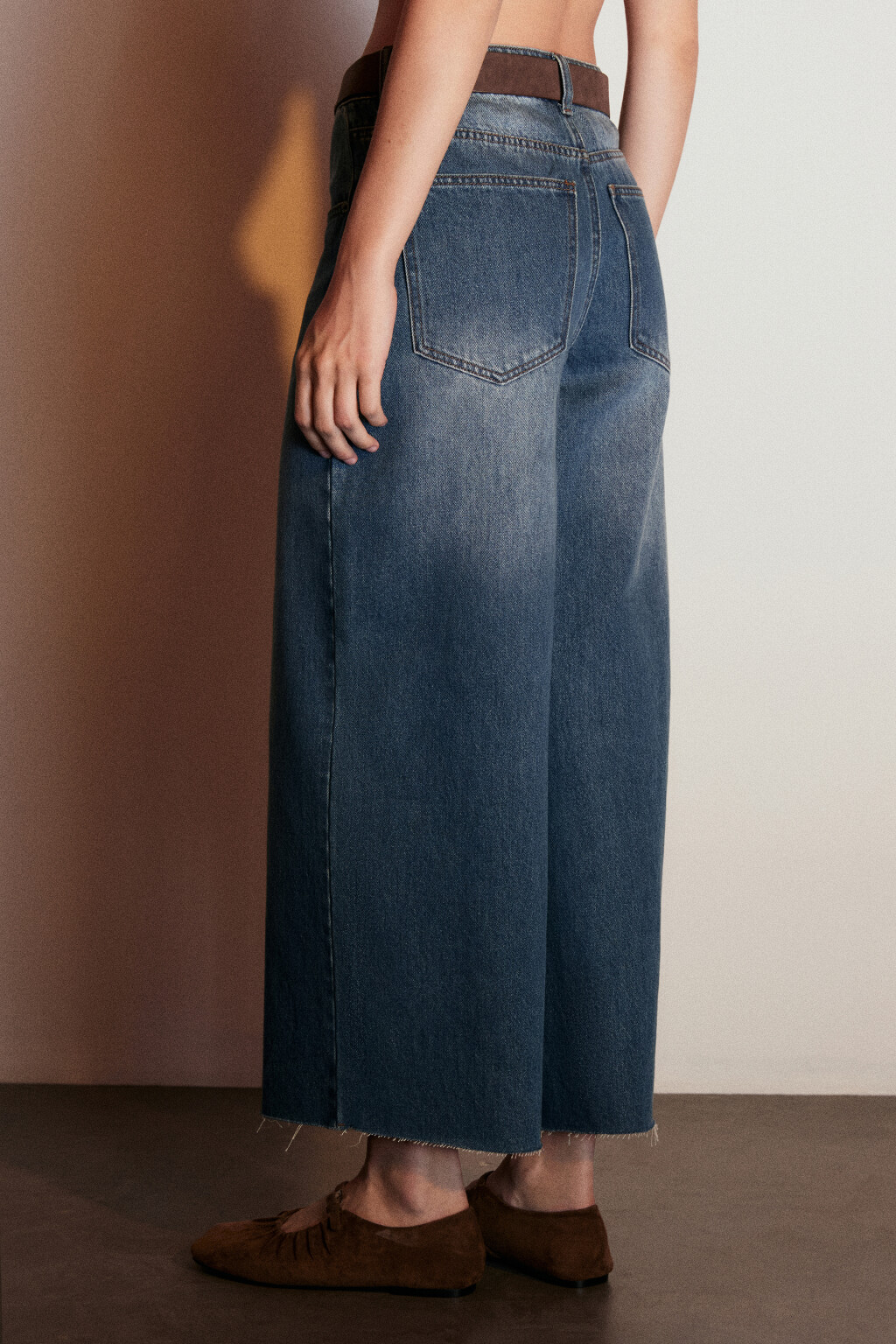 Джинсы кроп широкие с ремнем - цвет голубой - 3