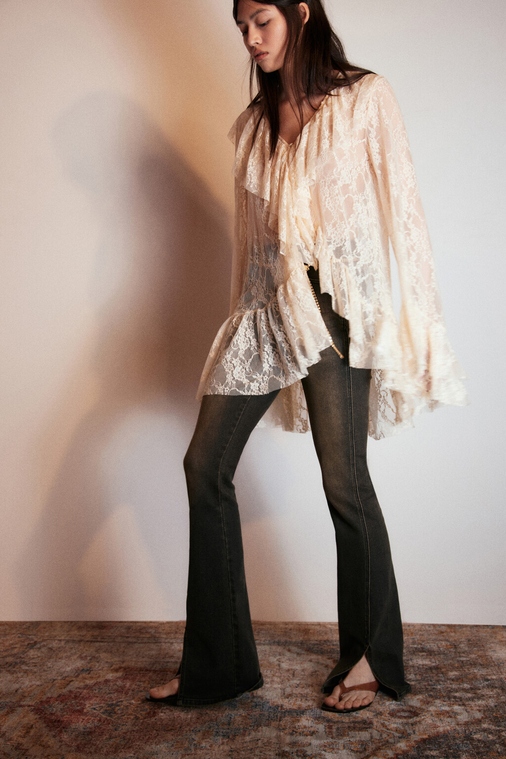 Джинсы клеш с декоративными разрезами - цвет темный тинт - 2