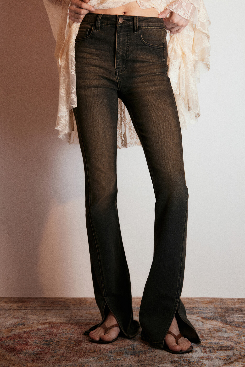 Джинсы клеш с декоративными разрезами - цвет темный тинт - 3