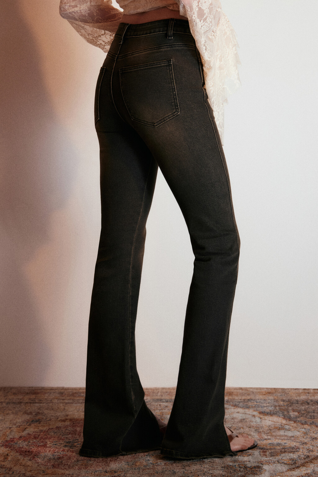 Джинсы клеш с декоративными разрезами - цвет темный тинт - 4