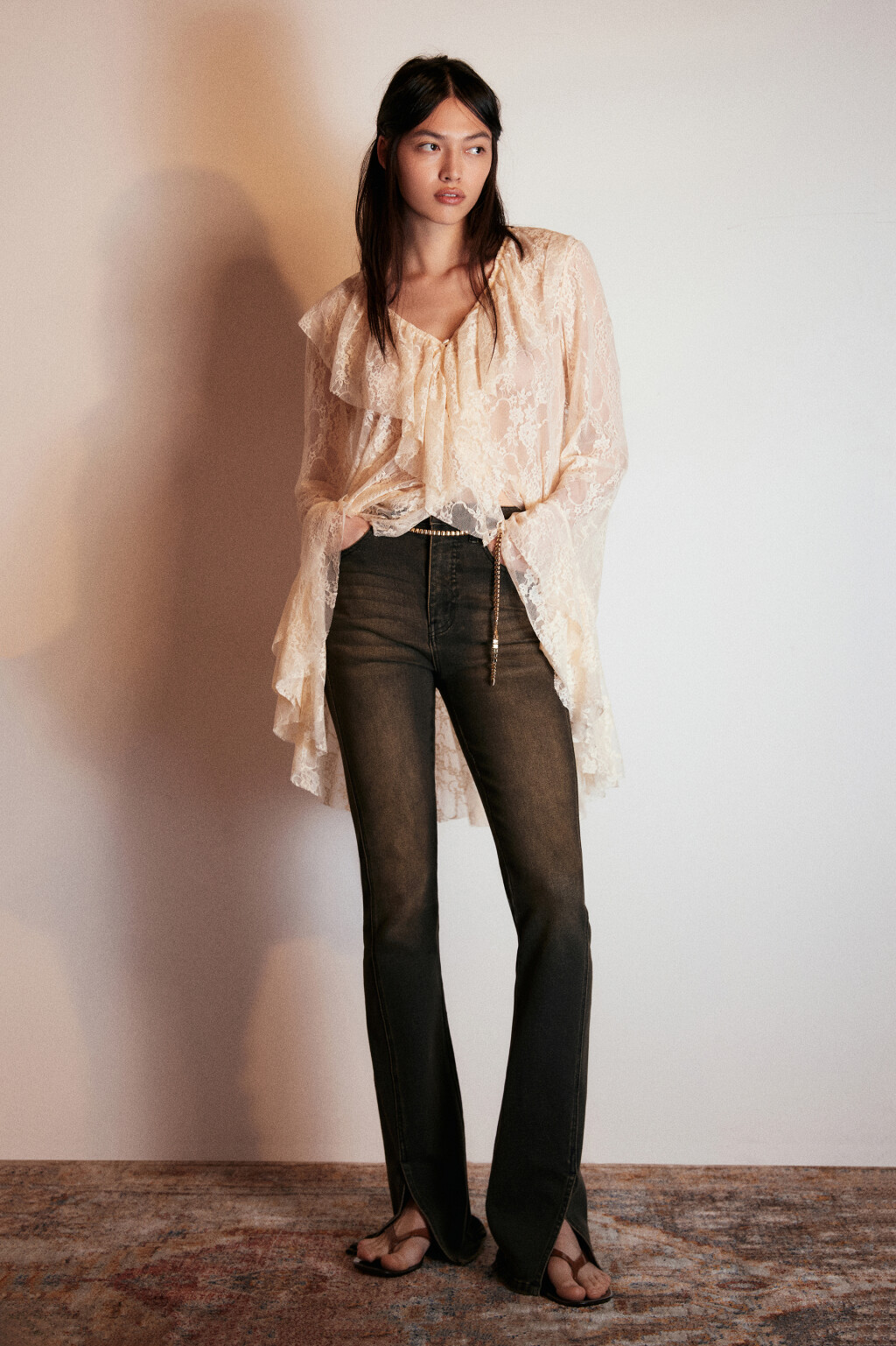 Джинсы клеш с декоративными разрезами - цвет темный тинт - 5