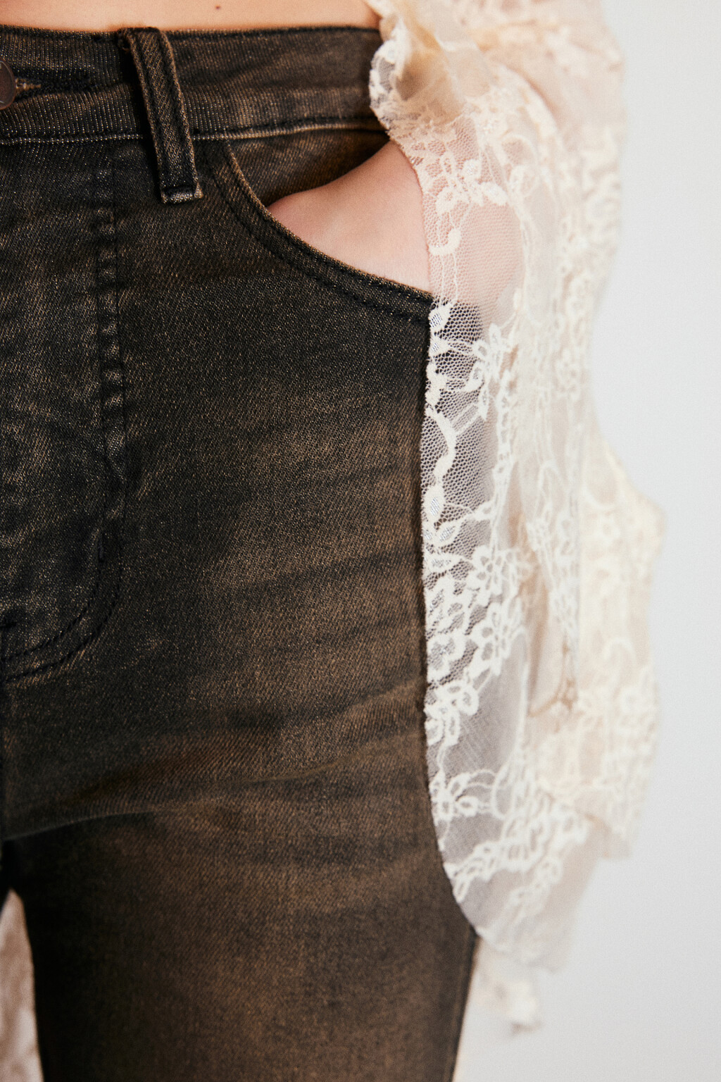 Джинсы клеш с декоративными разрезами - цвет темный тинт - 6