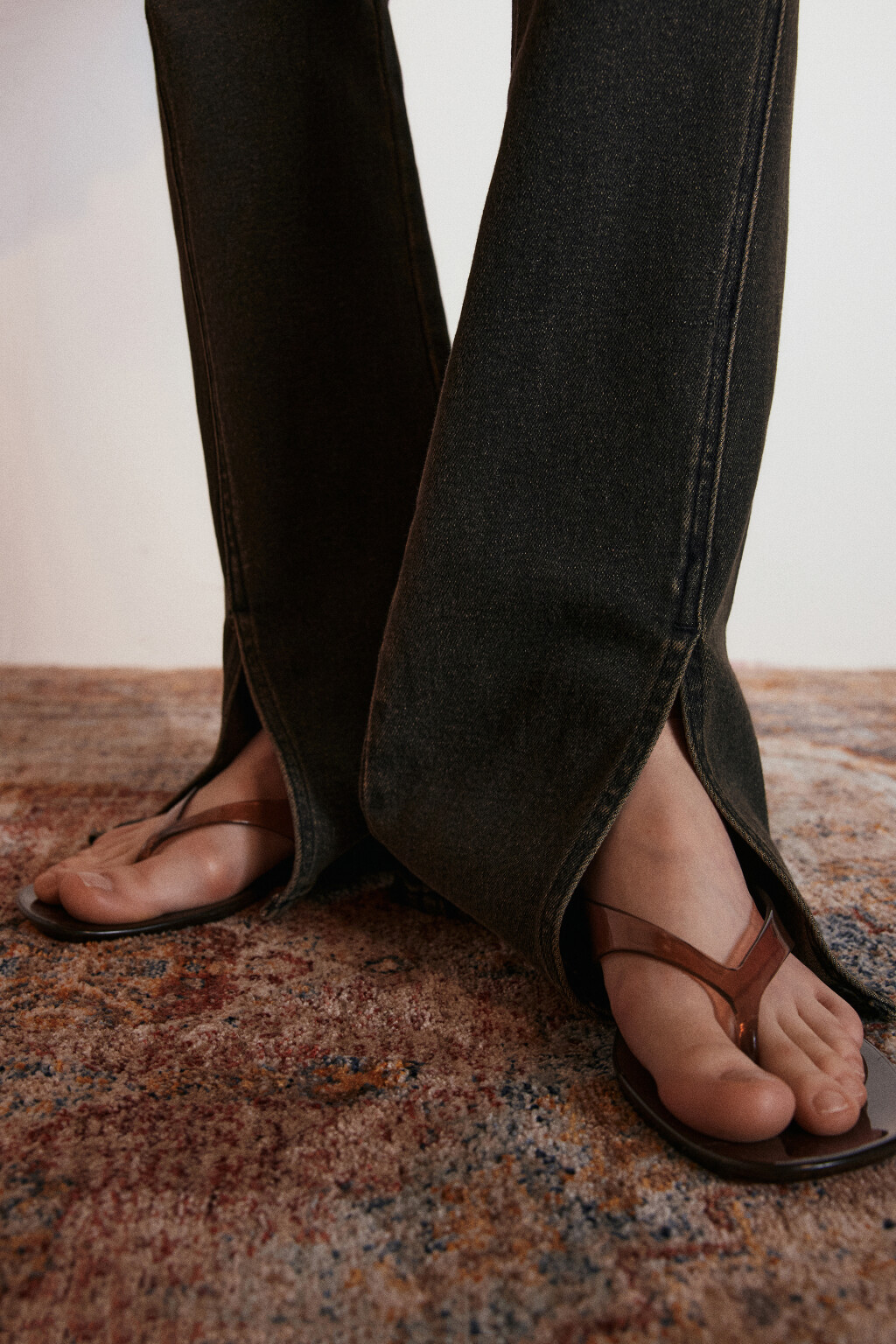 Джинсы клеш с декоративными разрезами - цвет темный тинт - 7