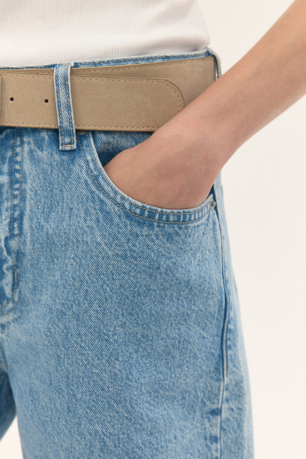 Шорты джинсовые прямые с ремнем - цвет голубой - 6