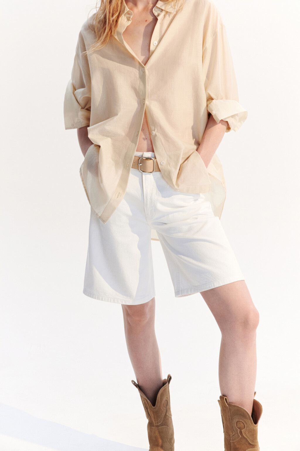 Шорты джинсовые прямые с ремнем - цвет белый - 1